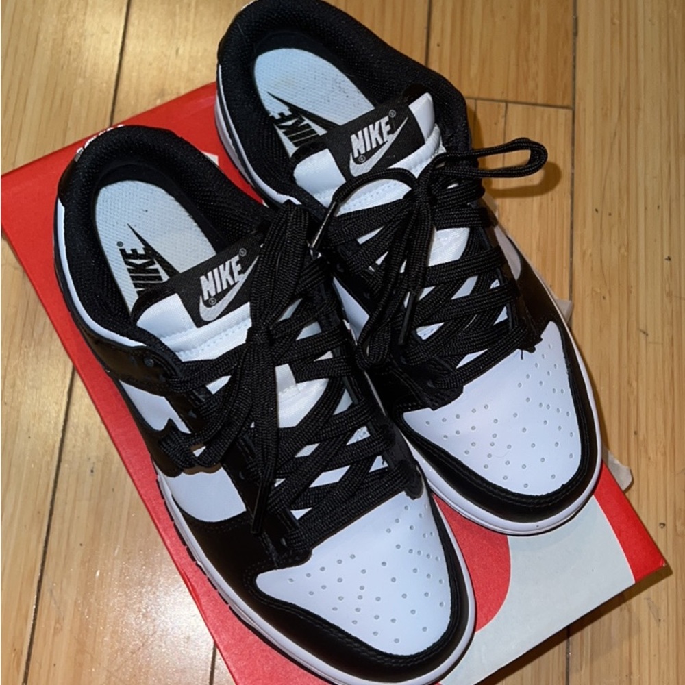 Nike dunks.